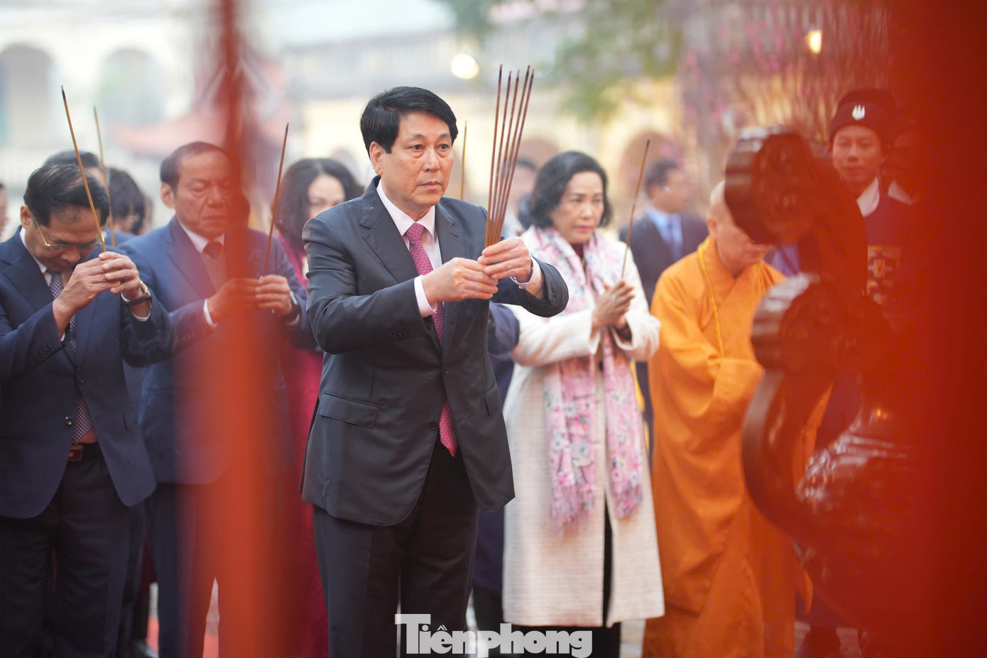 Chủ tịch nước Lương Cường dâng hương tỏ lòng thành kính các bậc tiên đế, tiên hiền có công với đất nước tại Điện Kính Thiên, Khu di tích Hoàng Thành Thăng Long, Thủ đô Hà Nội.