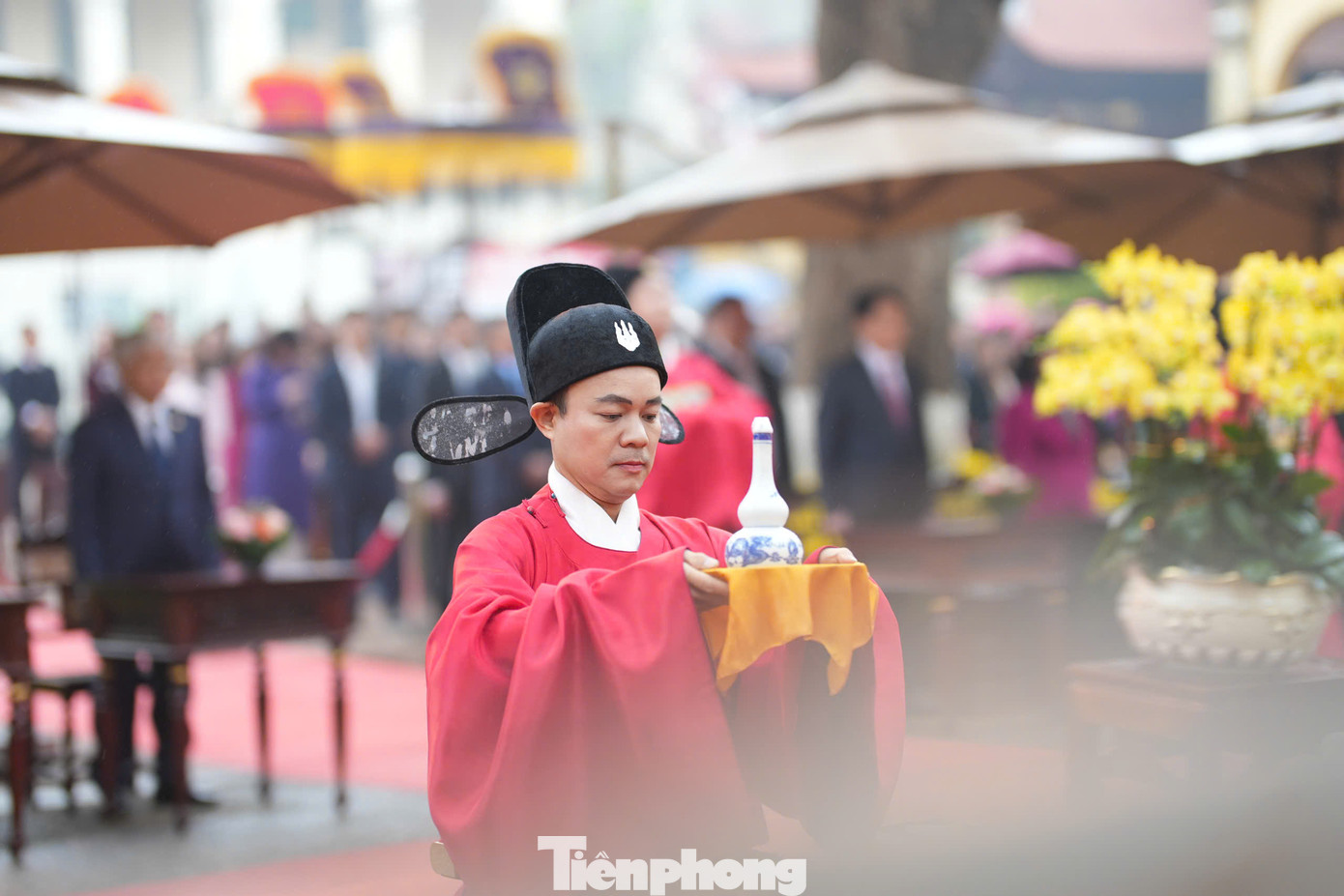 Lễ dâng hương - khai xuân được thực hiện với nhiều nghi thức và hoạt động văn hóa truyền thống như lễ tế, rước, dâng hương, dâng hoa, dâng trà, dâng tửu.