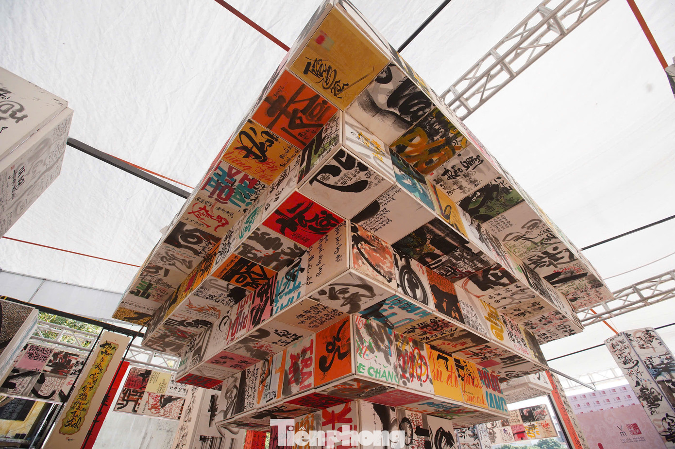 Triển lãm thư pháp Thực học - nơi trưng bày 100 tác phẩm thư pháp Hán Nôm và Quốc ngữ la một trong những điểm nhất của Hội chữ Xuân 2025. Nội dung tác phẩm giới thiệu áng văn thơ về Thăng Long – Hà Nội và tinh hoa tri thức cổ nhân như Lê Thánh Tông, Chu Văn An, Nguyễn Trãi, Nguyễn Du…