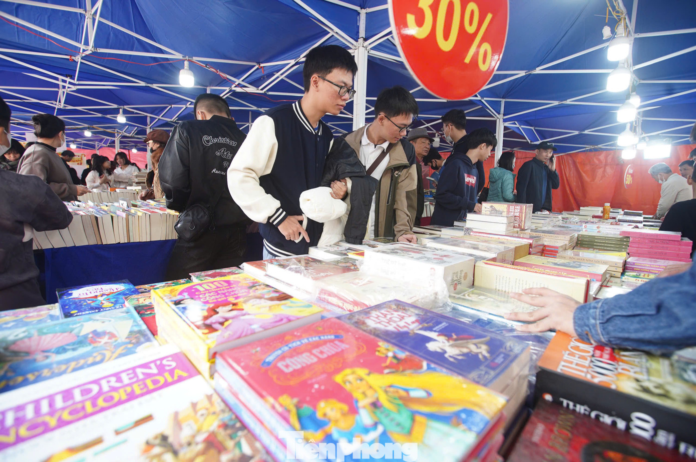 Ngoài ra, Hội chữ Xuân Ất Tỵ còn nhiều hoạt động văn hóa như triển lãm, không gian văn hóa đọc, trưng bày sản phẩm làng nghề, các trò chơi dân gian, chơi cờ, múa lân, biểu diễn nghệ thuật truyền thống...