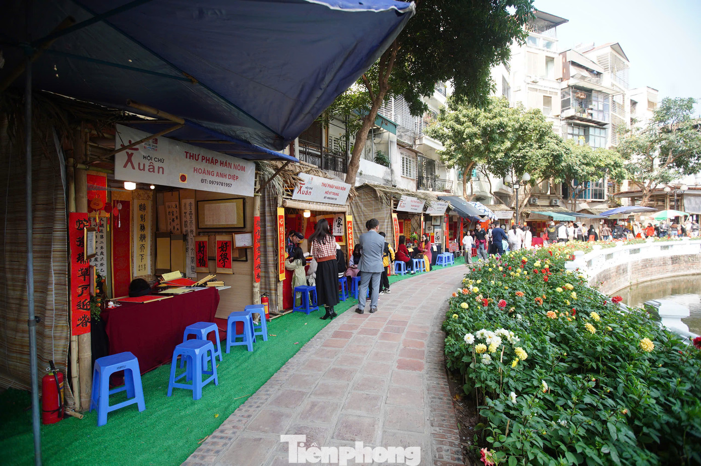 Hội chữ Xuân Ất Tỵ 2025 có sự tham gia của 47 ông đồ, được bố trí xung quanh hồ Văn phục vụ nhu cầu du khách đến xin chữ nhân dịp đầu xuân năm mới.