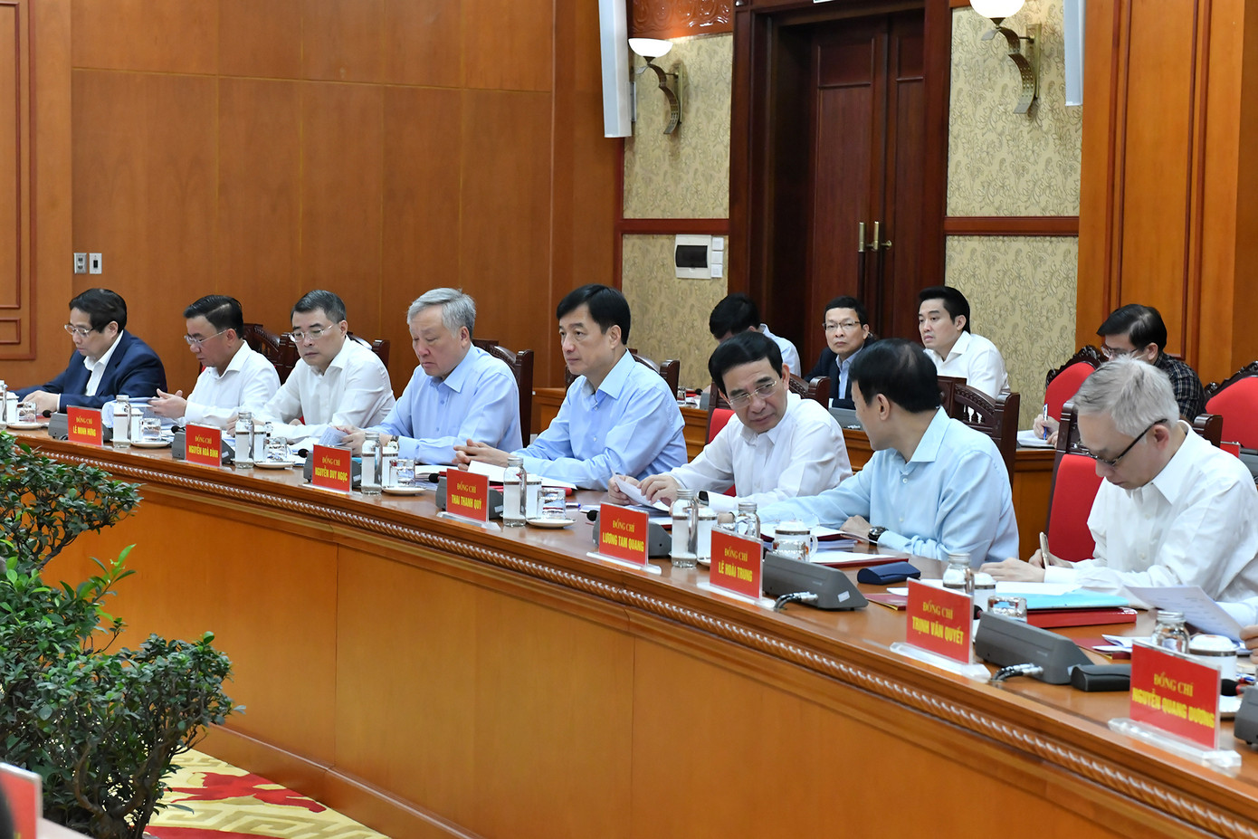 Các đồng chí thành viên Ban Chỉ đạo tham dự phiên họp.