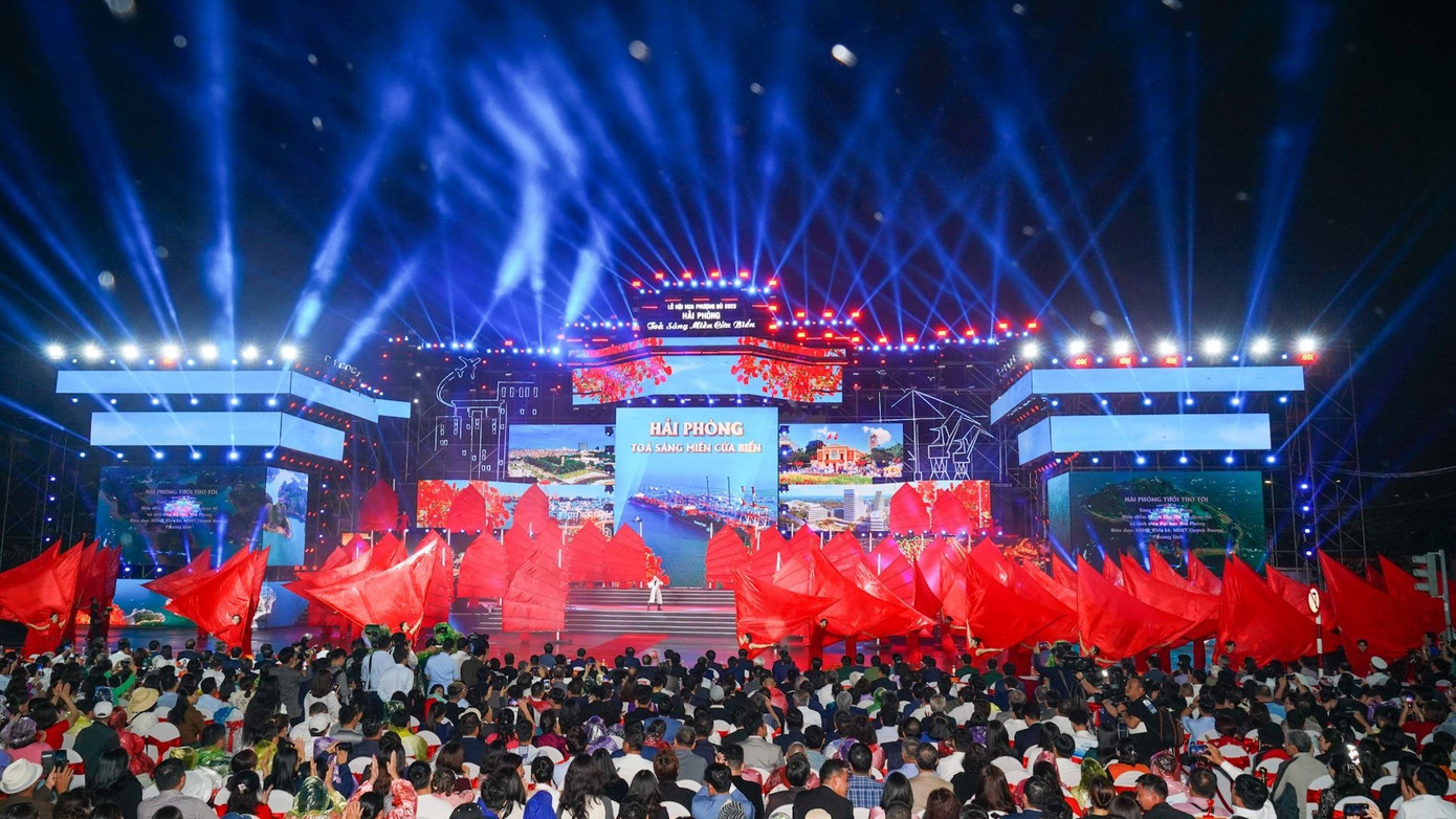 Lễ hội Hoa phượng đỏ thu hút hàng vạn du khách tham dự mỗi lần tổ chức. Lễ hội Hoa phượng đỏ thu hút hàng vạn du khách tham dự mỗi lần tổ chức.