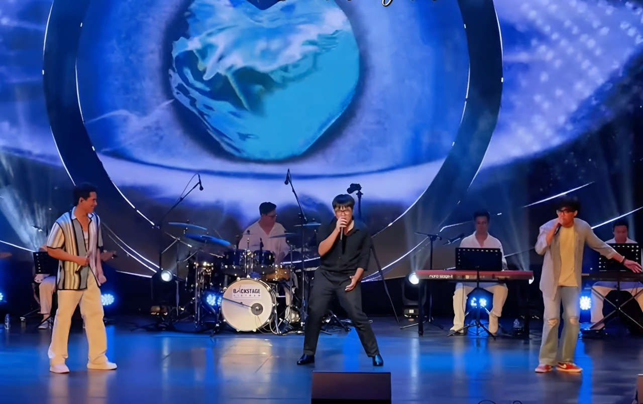 Con trai NSND Xuân Bắc tự tin biểu diễn cùng Quốc Thiên trong đêm nhạc Hãy để anh đi. Con trai NSND Xuân Bắc tự tin biểu diễn cùng Quốc Thiên trong đêm nhạc Hãy để anh đi.