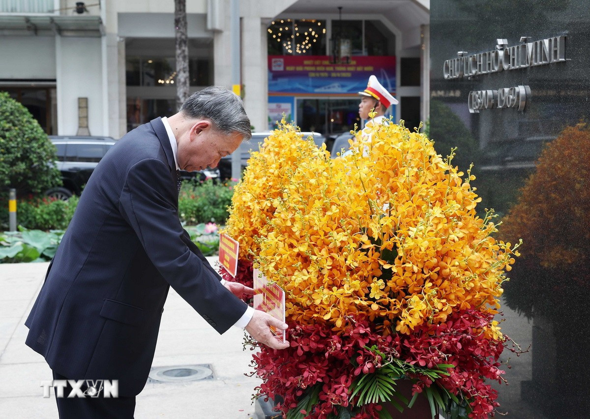 Tổng Bí thư Tô Lâm dâng hoa tưởng niệm Bác Hồ. (Ảnh: Thống Nhất/TTXVN) Tổng Bí thư Tô Lâm dâng hoa tưởng niệm Bác Hồ. (Ảnh: Thống Nhất/TTXVN)