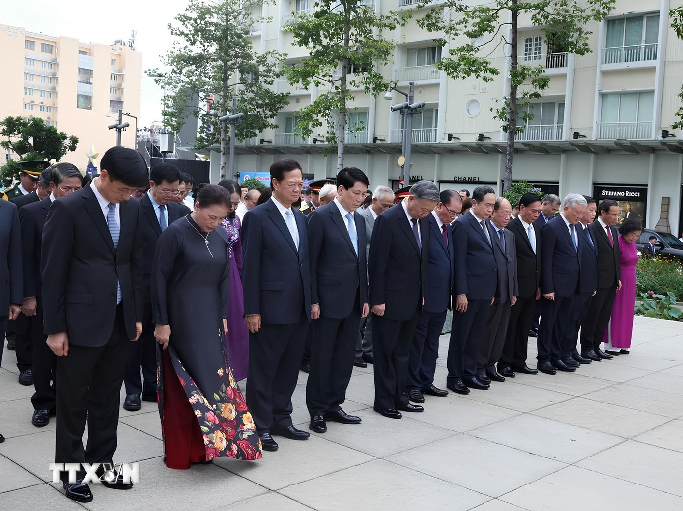 Các đồng chí lãnh đạo, nguyên lãnh đạo Đảng Nhà nước thành kính tưởng niệm Chủ tịch Hồ Chí Minh tại Công viên Tượng đài Bác Hồ (Quận 1, Hồ Chí Minh). (Ảnh: Thống Nhất/TTXVN) Các đồng chí lãnh đạo, nguyên lãnh đạo Đảng Nhà nước thành kính tưởng niệm Chủ tịch Hồ Chí Minh tại Công viên Tượng đài Bác Hồ (Quận 1, Hồ Chí Minh). (Ảnh: Thống Nhất/TTXVN)