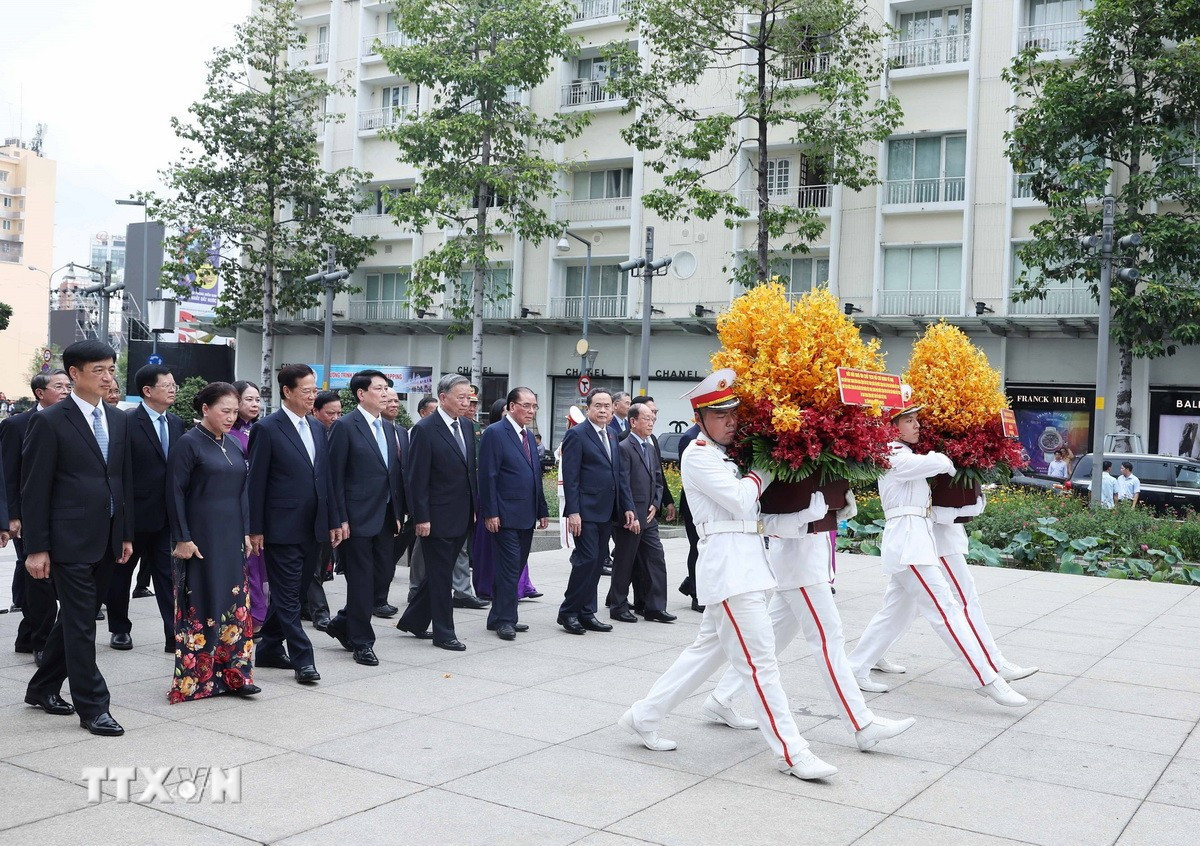 Các đồng chí lãnh đạo, nguyên lãnh đạo Đảng Nhà nước dâng hoa tại Công viên Tượng đài Bác Hồ (Quận 1, Hồ Chí Minh). (Ảnh: Thống Nhất/TTXVN) Các đồng chí lãnh đạo, nguyên lãnh đạo Đảng Nhà nước dâng hoa tại Công viên Tượng đài Bác Hồ (Quận 1, Hồ Chí Minh). (Ảnh: Thống Nhất/TTXVN)