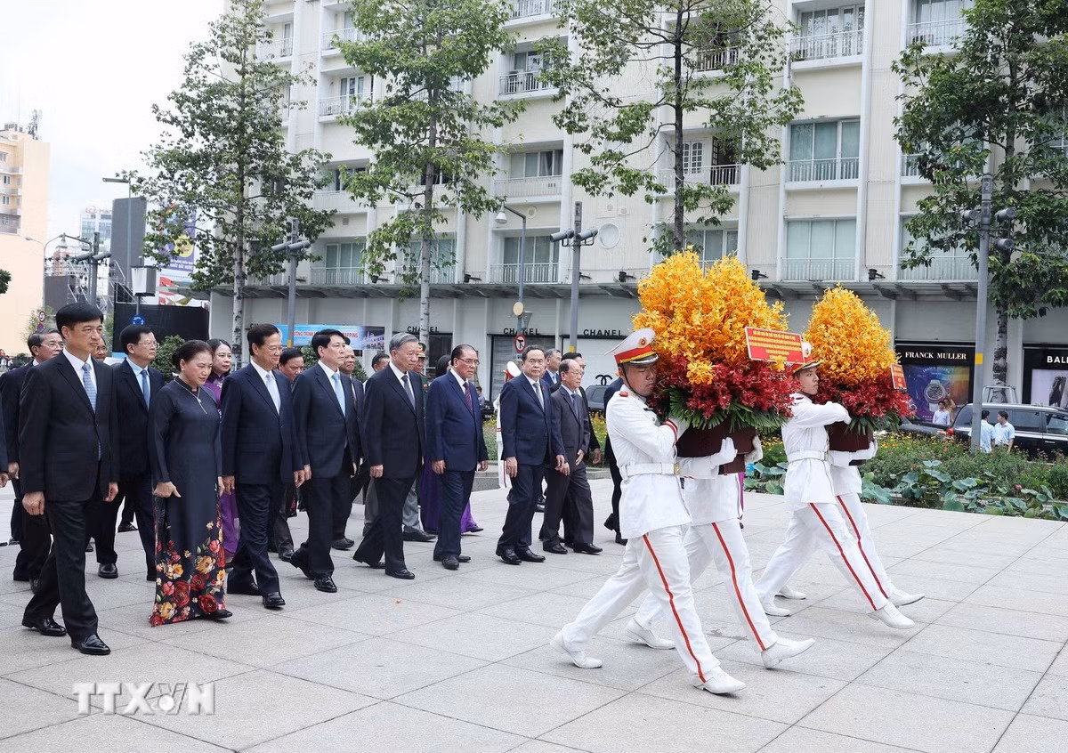 Các đồng chí lãnh đạo, nguyên lãnh đạo Đảng Nhà nước dâng hoa tại Công viên Tượng đài Bác Hồ (Quận 1, Hồ Chí Minh). (Ảnh: Thống Nhất/TTXVN) Các đồng chí lãnh đạo, nguyên lãnh đạo Đảng Nhà nước dâng hoa tại Công viên Tượng đài Bác Hồ (Quận 1, Hồ Chí Minh). (Ảnh: Thống Nhất/TTXVN)