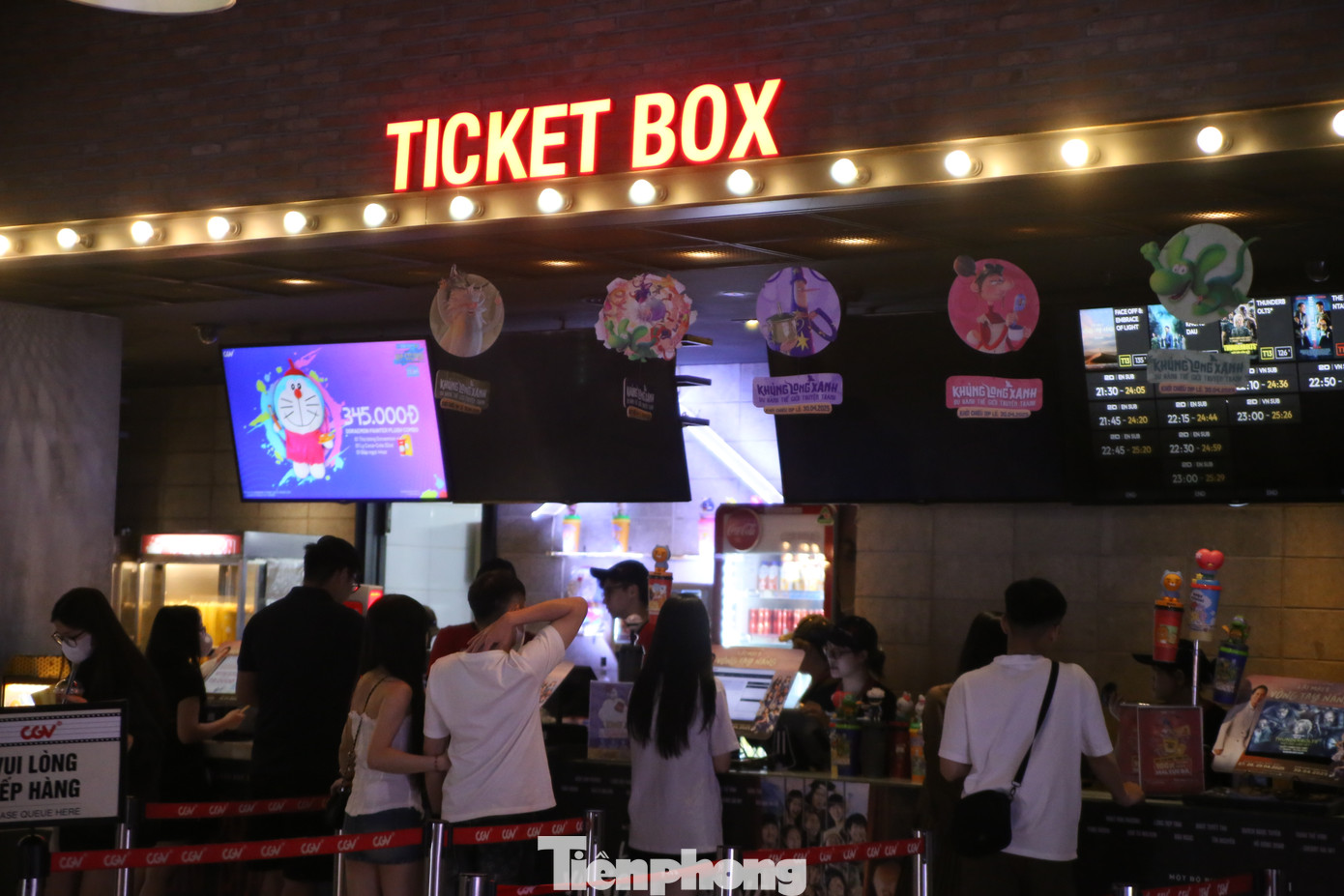 Khán giả xếp hàng mua vé xem phim. Phần lớn khán giả chọn thưởng thức phim Việt.