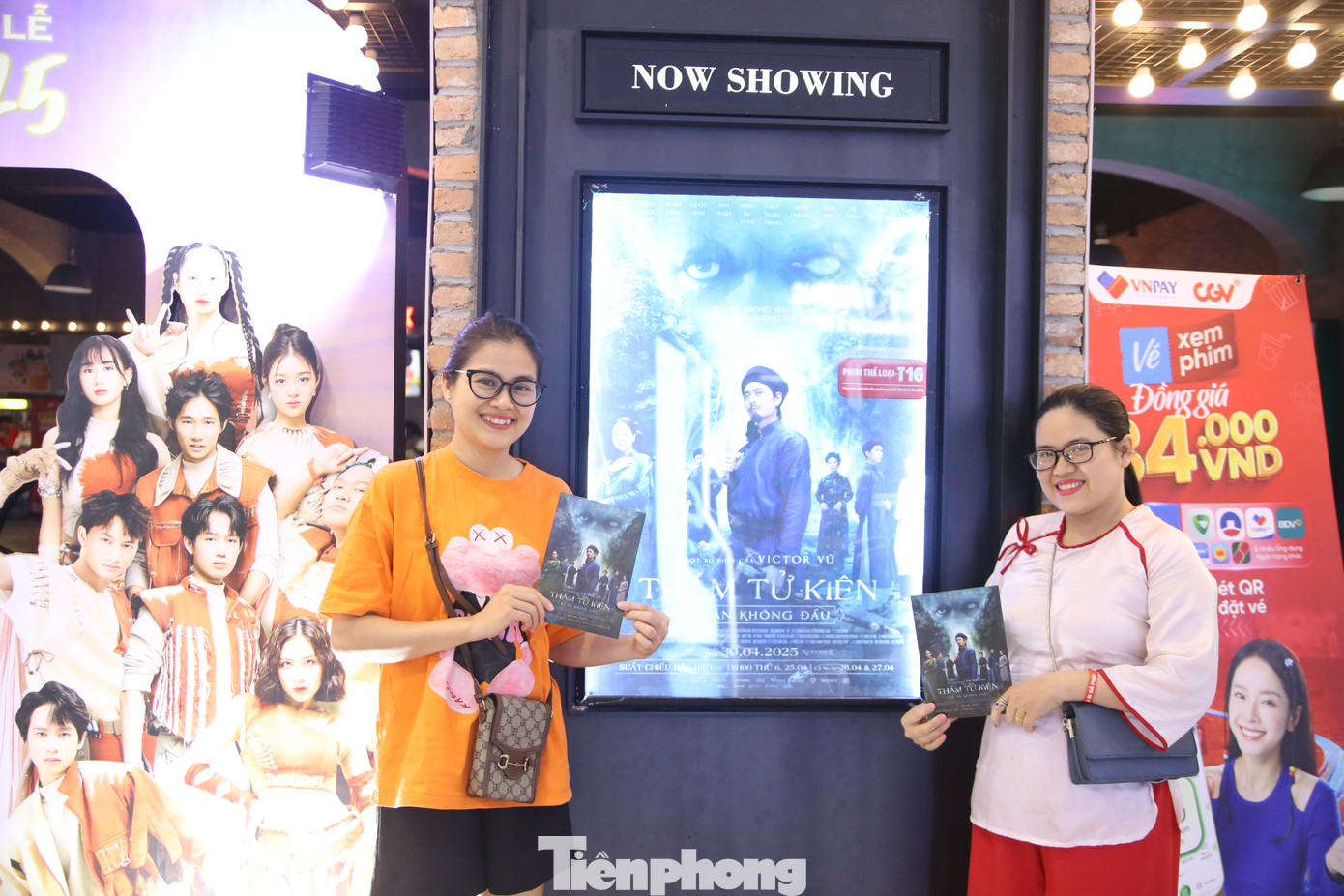 Chị Phương Anh (Hoàng Mai, Hà Nội) (áo cam) cùng bạn bè và gia đình quyết định ra rạp xem Thám tử Kiên: Kỳ án không đầu. Thời gian vừa qua, chị và bạn bè luôn dành thời gian để theo dõi, ủng hộ điện ảnh Việt. "Ngày thường tôi ít khi đi xem phim chỉ tranh thủ những đợt nghỉ lễ dài để ra rạp. Tôi chọn xem Thám tử Kiên vì được các con rủ. Tôi cũng đọc những nhận xét về phim trên mạng và thấy nhiều phản hồi tích cực nên quyết định đi xem", chị Phương Anh nêu.