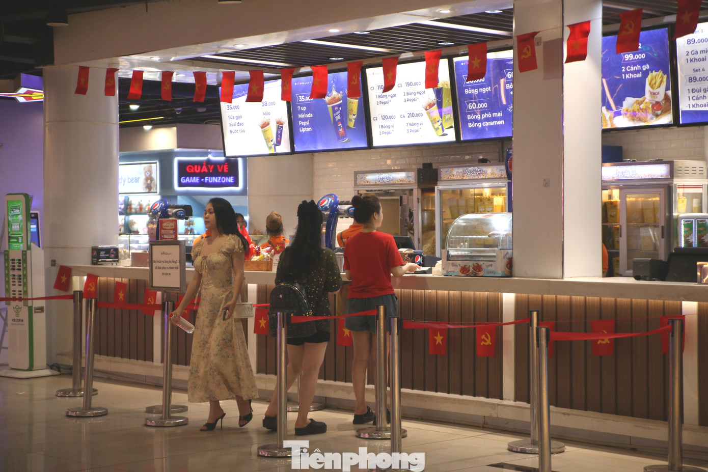 Chị Mạc Thị Thủy - Trưởng phòng Chiếu phim và trưng bày điện ảnh, Trung tâm Chiếu phim Quốc gia - khẳng định hoạt động điện ảnh dịp nghỉ lễ 30/4-1/5 vô cùng sôi động. Dịp này, tại trung tâm có 13 phim được công chiếu, trong đó phim Việt luôn dẫn đầu suất chiếu, lượng vé bán ra.