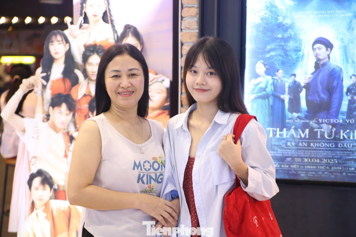 Chị Nguyễn Phương và con gái Thu Hường (Hai Bà Trưng, Hà Nội) chọn xem Địa đạo: Mặt trời trong bóng tối và Thám tử Kiên: Kỳ án không đầu trong dịp nghỉ lễ 30/4-1/5. Đây cũng là lần đầu hai mẹ con chọn đi xem phim trong dịp nghỉ lễ. "Bình thường tôi rất ít đi xem phim, nhưng trải nghiệm lần này rất thú vị. Phim hay và chúng tôi có cơ hội gắn kết hơn", chị Nguyễn Phương chia sẻ.