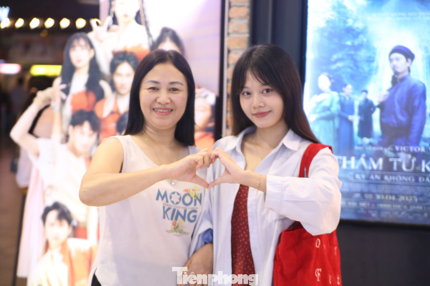 Chị Nguyễn Phương và con gái Thu Hường (Hai Bà Trưng, Hà Nội) chọn xem Địa đạo: Mặt trời trong bóng tối và Thám tử Kiên: Kỳ án không đầu trong dịp nghỉ lễ 30/4-1/5. Đây cũng là lần đầu hai mẹ con chọn đi xem phim trong dịp nghỉ lễ. "Bình thường tôi rất ít đi xem phim, nhưng trải nghiệm lần này rất thú vị. Phim hay và chúng tôi có cơ hội gắn kết hơn", chị Nguyễn Phương chia sẻ.