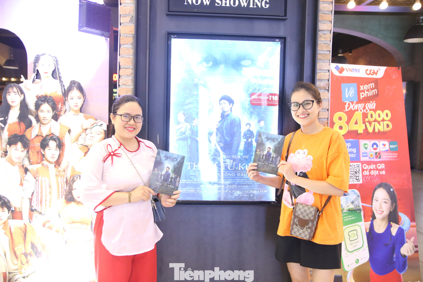 Chị Phương Anh (Hoàng Mai, Hà Nội) (áo cam) cùng bạn bè và gia đình quyết định ra rạp xem Thám tử Kiên: Kỳ án không đầu. Thời gian vừa qua, chị và bạn bè luôn dành thời gian để theo dõi, ủng hộ điện ảnh Việt. "Ngày thường tôi ít khi đi xem phim chỉ tranh thủ những đợt nghỉ lễ dài để ra rạp. Tôi chọn xem Thám tử Kiên vì được các con rủ. Tôi cũng đọc những nhận xét về phim trên mạng và thấy nhiều phản hồi tích cực nên quyết định đi xem", chị Phương Anh nêu.