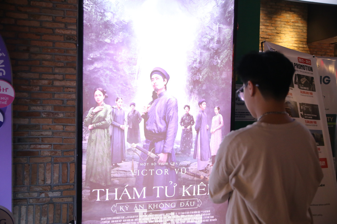 Khán giả xem kỹ thông tin của phim trước khi quyết định mua vé.