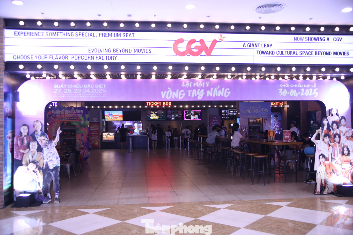 Đến ngày 3/5, cả hai phim Thám tử Kiên: Kỳ án không đầu và Lật mặt 8: Vòng tay nắng đều đạt doanh thu trên 100 tỷ đồng.