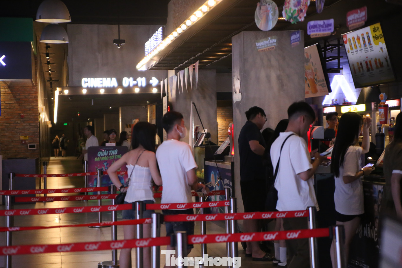 Khán giả xếp hàng mua vé xem phim. Phần lớn khán giả chọn thưởng thức phim Việt.