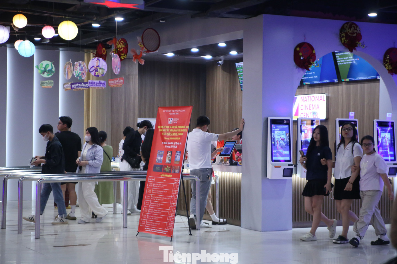 Theo ghi nhận của phóng viên, lượng khách đổ về các rạp chiếu phim tại Thủ đô tăng cao trong dịp lễ, tuy nhiên không xảy ra tình trạng quá tải. Lượng khách chia đều trong các khung giờ trong ngày.