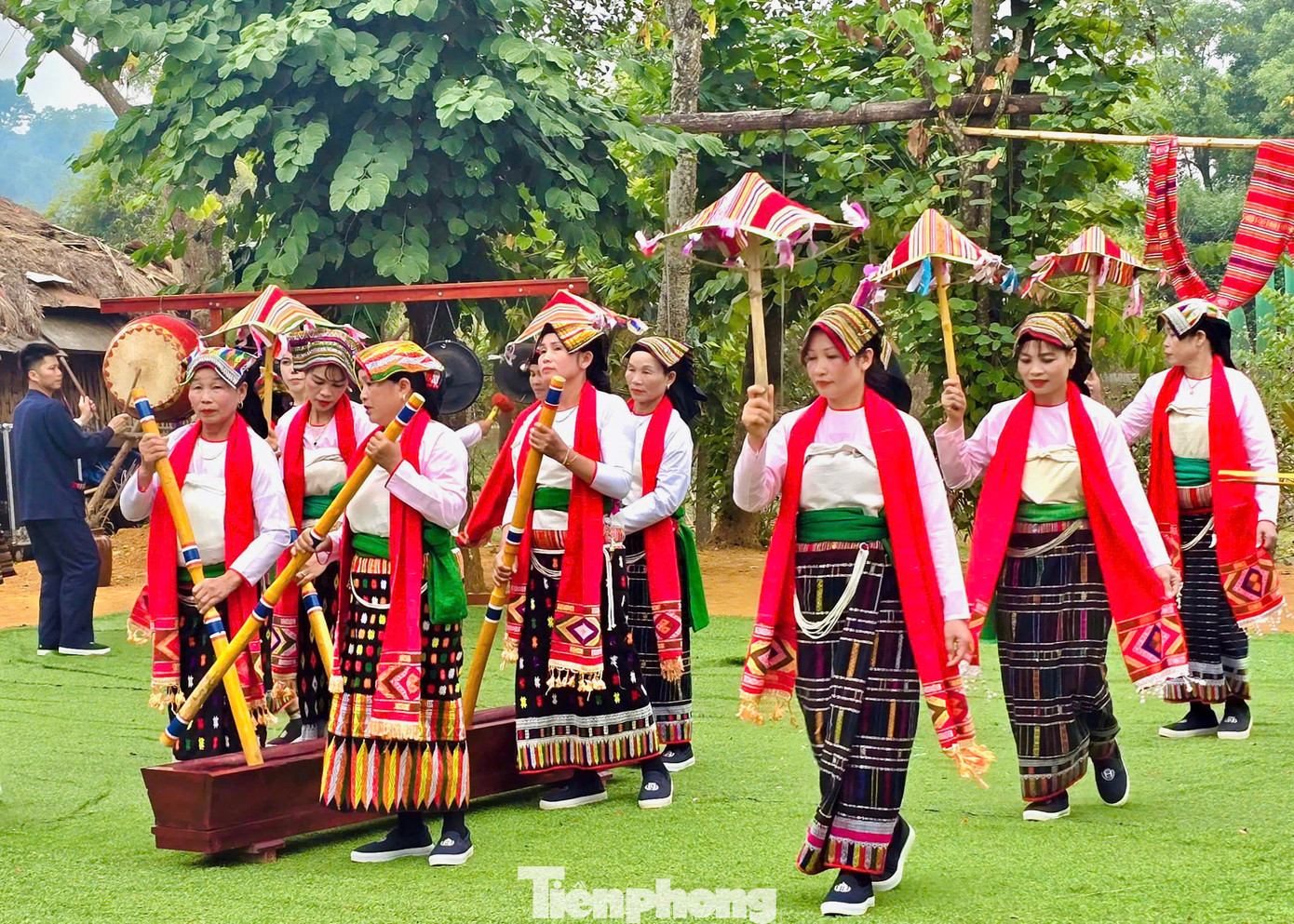 Hình thức nghi lễ trong lễ hội Kin Chiêng Boọc Mạy thể hiện tính cộng đồng trong bản mường rất chặt chẽ, đó là khát vọng tự do, bình đẳng, không phân biệt giai cấp, nghèo hèn, giữa con người với nhau, giữa con người với trời đất, thần linh.