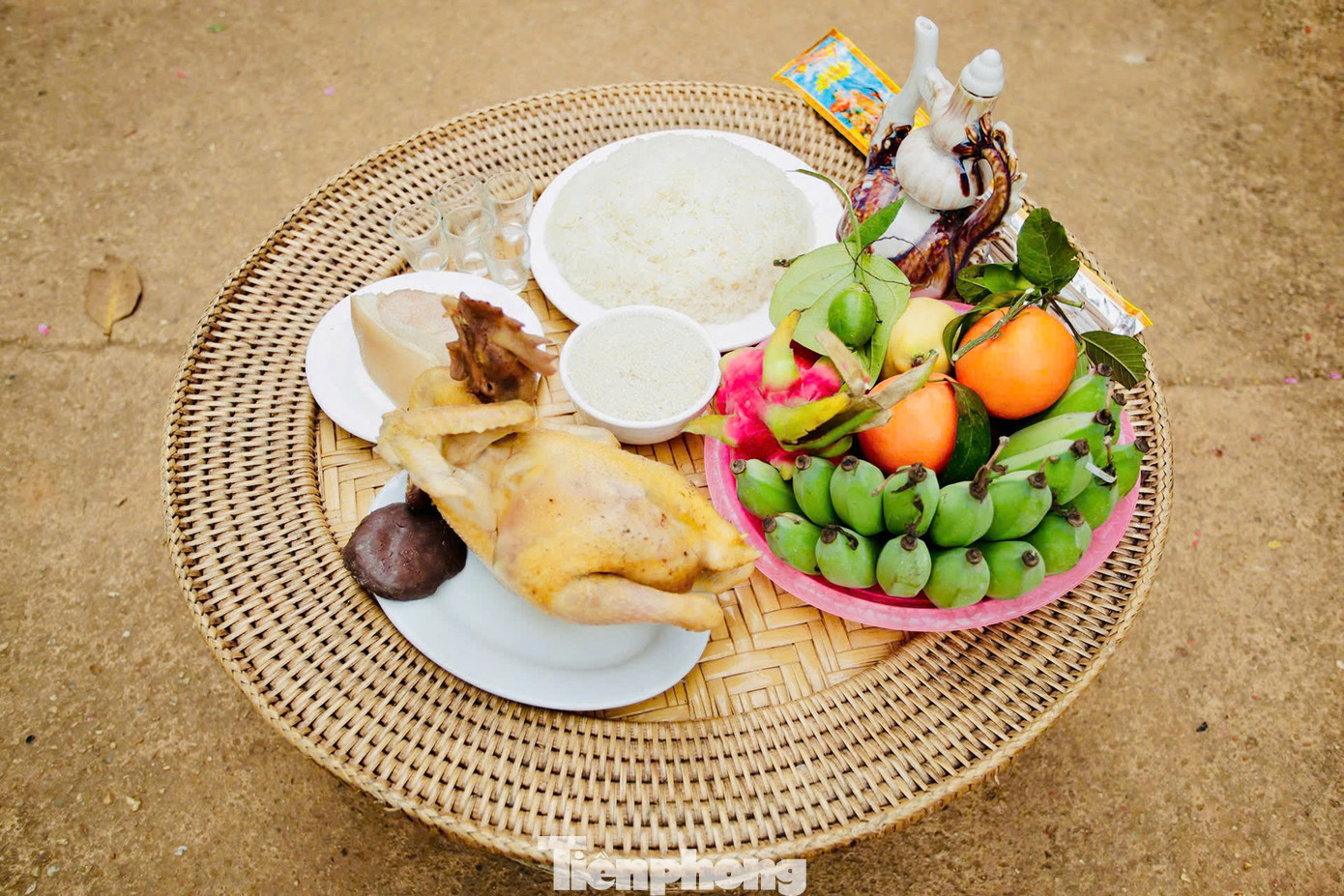 Các đồ lễ trong lễ hội Kin Chiêng Boọc Mạy phản ánh loại hình nghệ thuật ẩm thực đặc thù của cộng đồng cư dân người Thái. Ở đây có sự góp mặt của nhiều loại sản phẩm kinh tế truyền thống từ nông nghiệp trồng trọt, đến chăn nuôi, săn bắn, hái lượm.