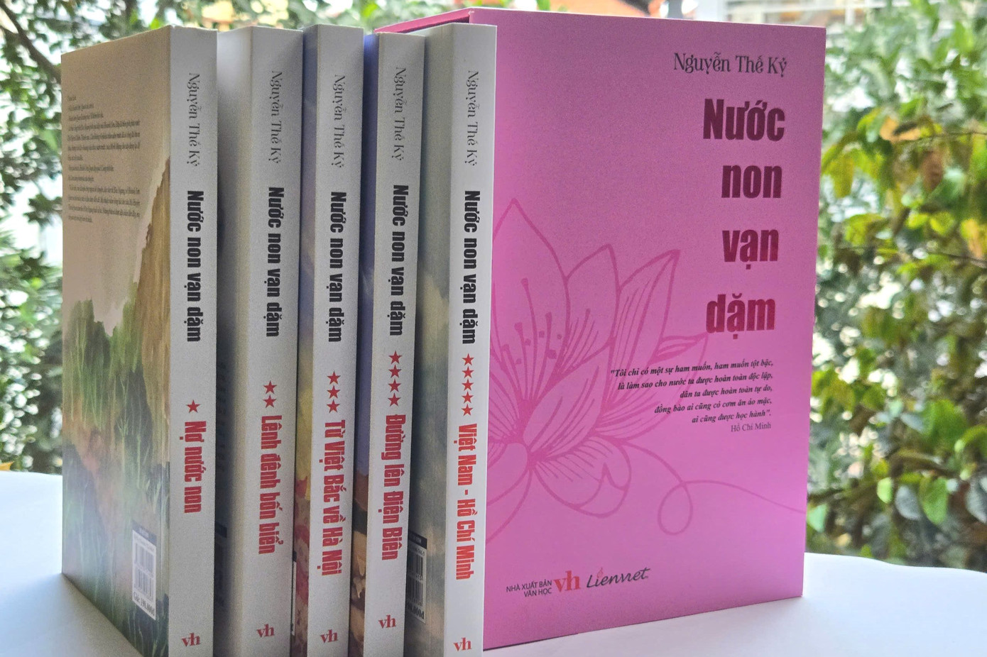 Bộ tiểu thuyết Nước non vạn dặm của nhà văn Nguyễn Thế Kỷ khắc họa sinh động, chân thực hình tượng, tính cách, đời sống nội tâm, tư tưởng của nhân vật Chủ tịch Hồ Chí Minh. Bộ tiểu thuyết Nước non vạn dặm của nhà văn Nguyễn Thế Kỷ khắc họa sinh động, chân thực hình tượng, tính cách, đời sống nội tâm, tư tưởng của nhân vật Chủ tịch Hồ Chí Minh.