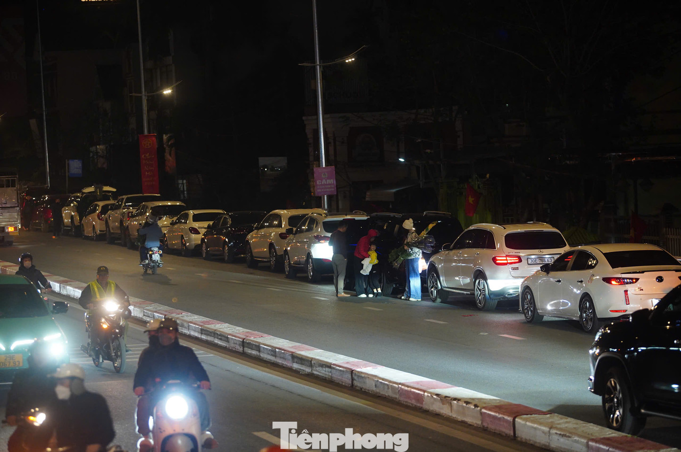 Chợ hoa Quảng Bá bước vào cao điểm từ 23h-2h sáng. Đêm 27/1 (28 tháng Chạp Âm lịch) rạng sáng 28/1 (29 tháng Chạp âm lịch), thời tiết tại Hà Nội rét buốt, nhiệt độ chỉ khoảng 10 độ C cũng không ngăn cản được mong muốn mua hoa, sắm Tết của người dân Thủ đô.