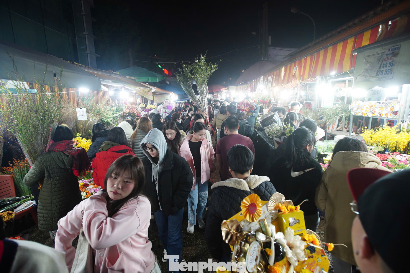 Chợ Quảng Bá hoạt động thâu đêm, nên càng về khuya, không khí lại càng sôi động. Sự nhộn nhịp, náo động nơi đây góp phần tạo nên một bức tranh Tết rộn ràng, đầy sức sống giữa lòng Thủ đô.