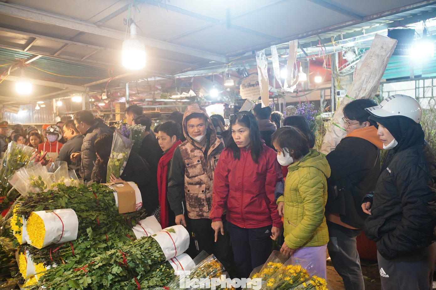 Hoa đào, hoa cúc, ly, dơn, thanh mai, tuyết mai… là những loại hoa được bày bán nhiều nhất dịp này. Theo khảo sát của phóng viên Tiền Phong, giá hoa có tăng nhẹ do ảnh hưởng của bão số 3, tuy nhiên, điều này không ảnh hưởng đến sức mua của người dân.