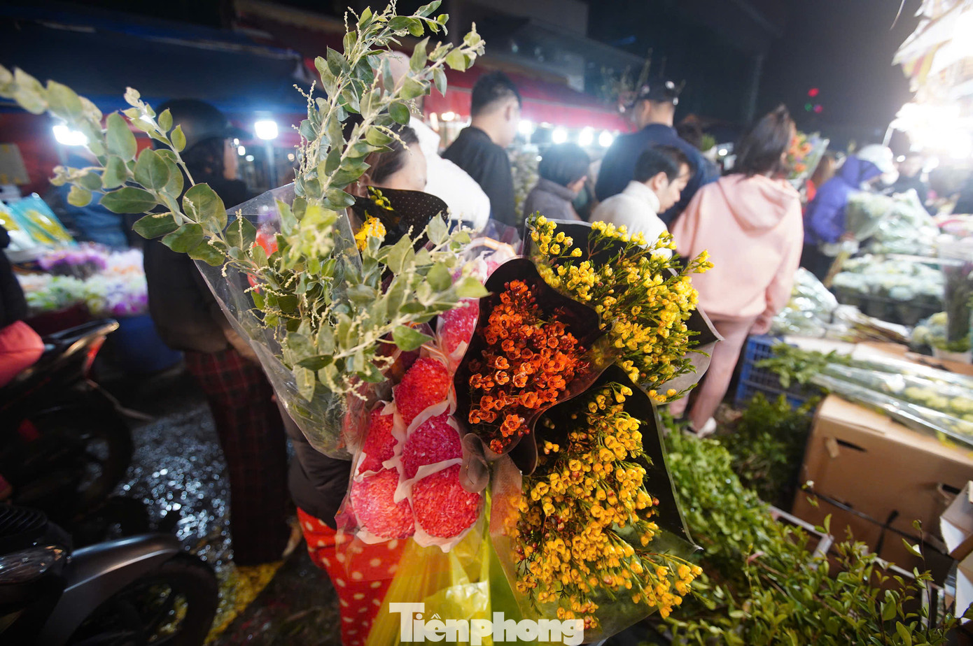 Tại chợ hoa Quảng Bá, giá cả được phân chia rõ ràng theo từng phân khúc, đáp ứng nhu cầu đa dạng của người mua. Hầu hết loại hoa phổ biến như đào, mai, ly, lay ơn, thược dược, cát tường… và các loại lá, phụ kiện đi kèm đều chia hai phân khúc giá cao và thấp để khách hàng chọn mua theo nhu cầu. Giá thấp sẽ từ 100.000-150.000 đồng, giá cao thì từ 300.000- 500.000 đồng.