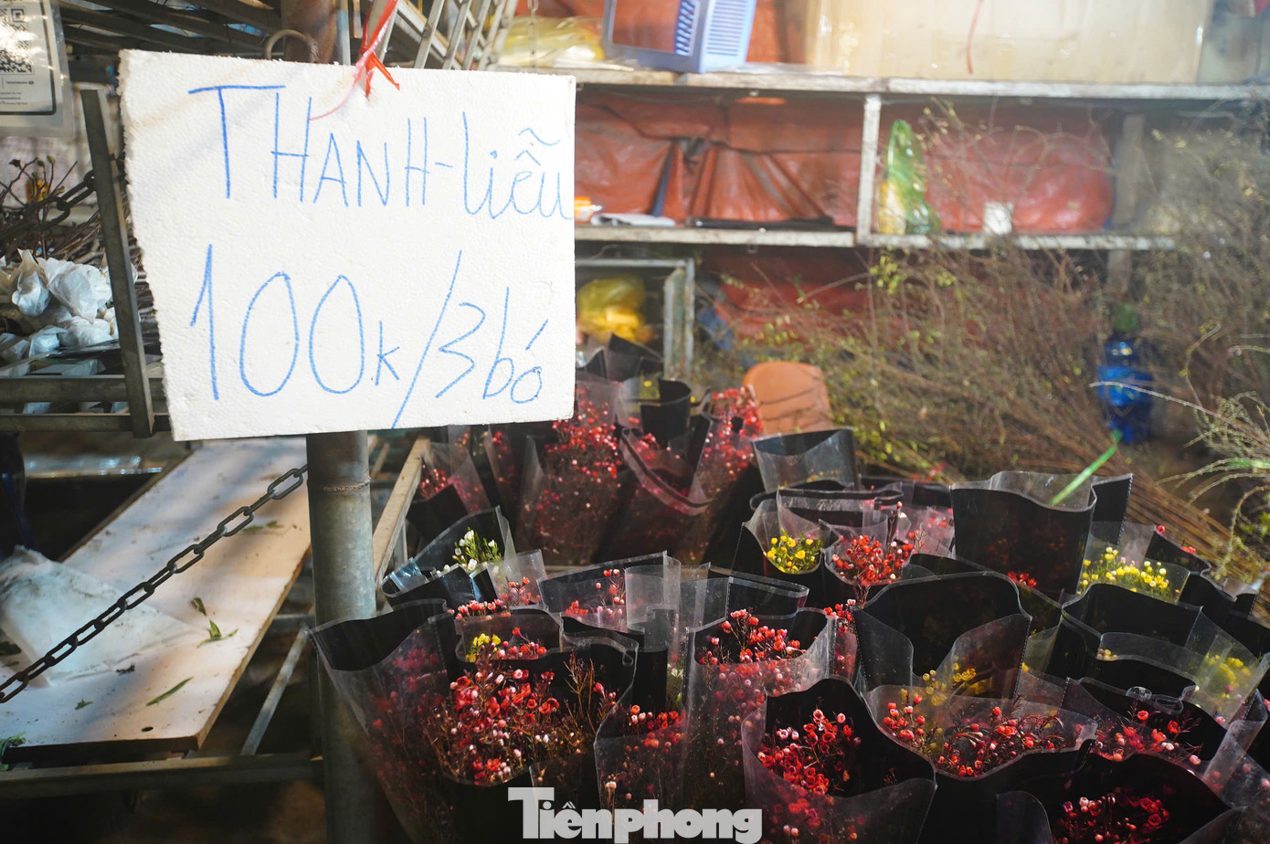 Phần lớn hoa ở chợ Quảng Bá không có giá niêm yết, vì vậy đối với những người tới chợ lần đầu cần hỏi kỹ giá cả và số lượng để không bị hớ.