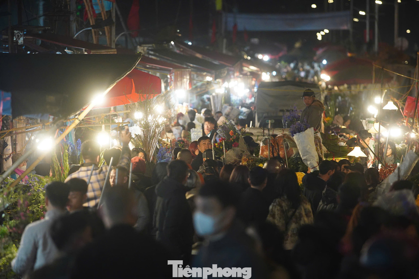 Chợ hoa Quảng Bá bước vào cao điểm từ 23h-2h sáng. Đêm 27/1 (28 tháng Chạp Âm lịch) rạng sáng 28/1 (29 tháng Chạp âm lịch), thời tiết tại Hà Nội rét buốt, nhiệt độ chỉ khoảng 10 độ C cũng không ngăn cản được mong muốn mua hoa, sắm Tết của người dân Thủ đô.