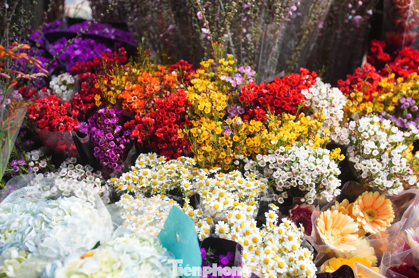 Phần lớn hoa ở chợ Quảng Bá không có giá niêm yết, vì vậy đối với những người tới chợ lần đầu cần hỏi kỹ giá cả và số lượng để không bị hớ.
