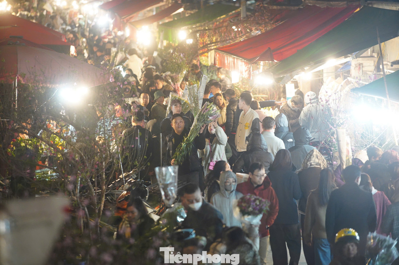 Chợ hoa Quảng Bá (Tây Hồ, Hà Nội) là chợ đầu mối cung cấp hoa tươi lớn nhất thành phố. Khu chợ này tấp nập nhất vào lúc từ trời chập tối đến rạng sáng. Càng cận Tết, nhu cầu mua sắm hoa tươi càng cao khiến lượng người đổ về đây càng lớn.