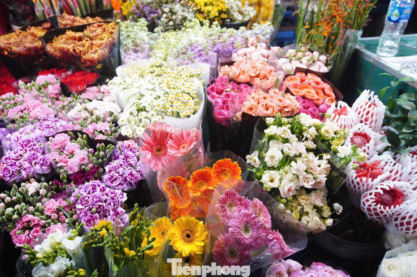 Phần lớn hoa ở chợ Quảng Bá không có giá niêm yết, vì vậy đối với những người tới chợ lần đầu cần hỏi kỹ giá cả và số lượng để không bị hớ.
