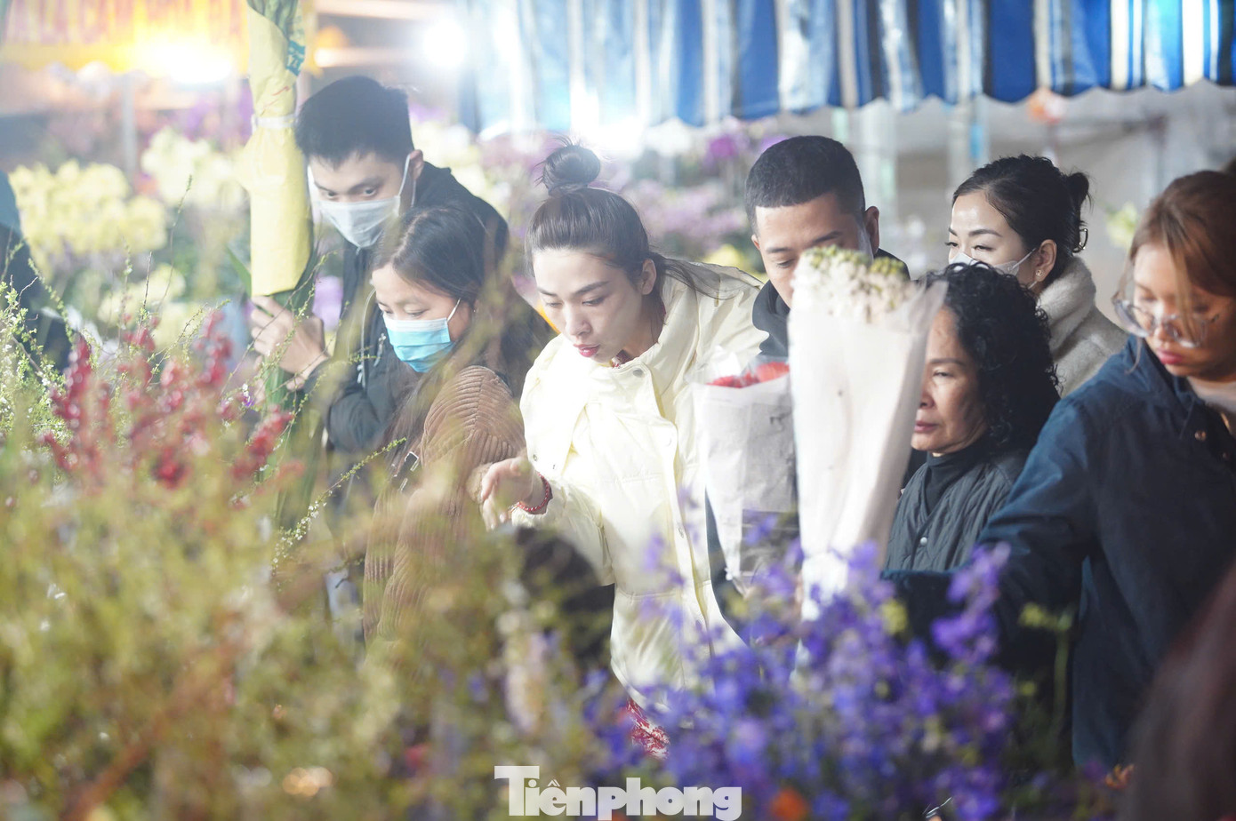 Chị Nguyễn Hà Linh (Hà Nội) cho biết dù chợ rất đông, khá chật chội nhưng điều đó khiến chị cảm nhận Tết đang đến rất gần. "Đây là lần đầu mình đến chợ hoa Quảng Bá, dù nghe mọi người giới thiệu rất nhiều. Không khí rộn ràng, tấp nập nơi đây khiến mình rất thích, cảm giác Tết đã đến rất gần", chị Hà Linh chia sẻ.