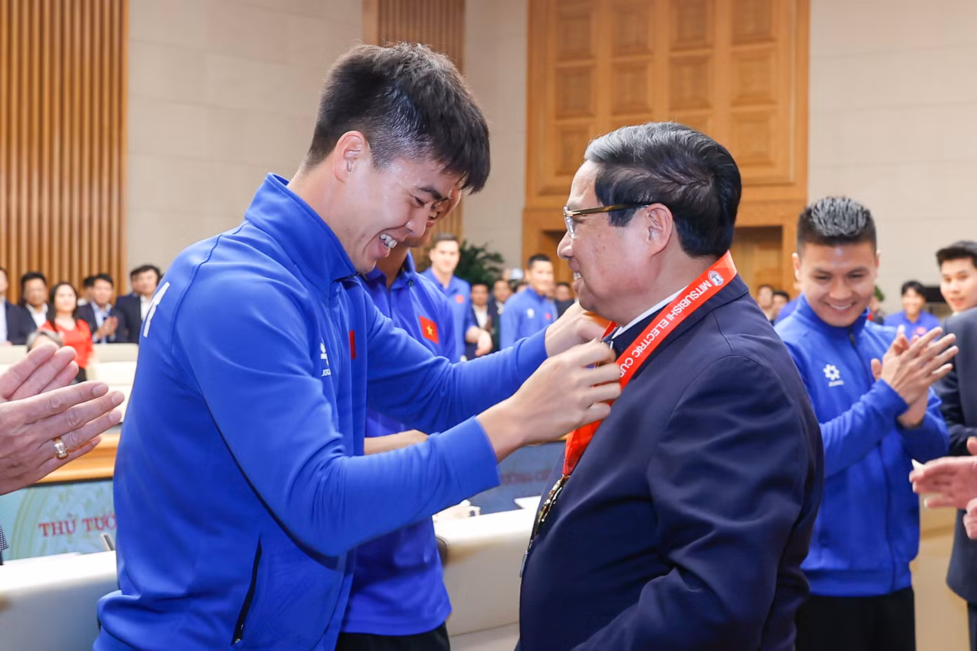 Đội trưởng Đỗ Duy Mạnh thay mặt Đội tuyển Việt Nam kính tặng Thủ tướng Phạm Minh Chính Huy chương vô địch ASEAN Cup 2024. Ảnh: Cổng thông tin điện tử Chính phủ. Đội trưởng Đỗ Duy Mạnh thay mặt Đội tuyển Việt Nam kính tặng Thủ tướng Phạm Minh Chính Huy chương vô địch ASEAN Cup 2024. Ảnh: Cổng thông tin điện tử Chính phủ.