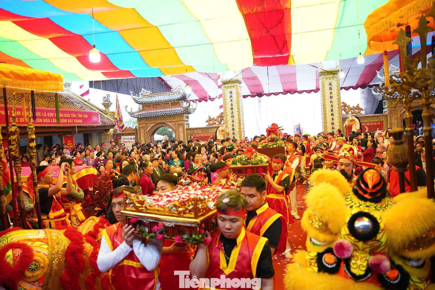 Trước khi lễ hội diễn ra, bà con làng gốm đã tất bật chuẩn bị mâm cỗ làng để dâng lễ. Mâm cỗ Bát Tràng cũng là một nét đẹp của làng gốm hơn 500 năm tuổi này. Mâm cúng bày biện công phu với tam sinh gồm trâu thui, dê thui và heo sữa quay, cùng trầu, rượu, hương, hoa, trà, quả.