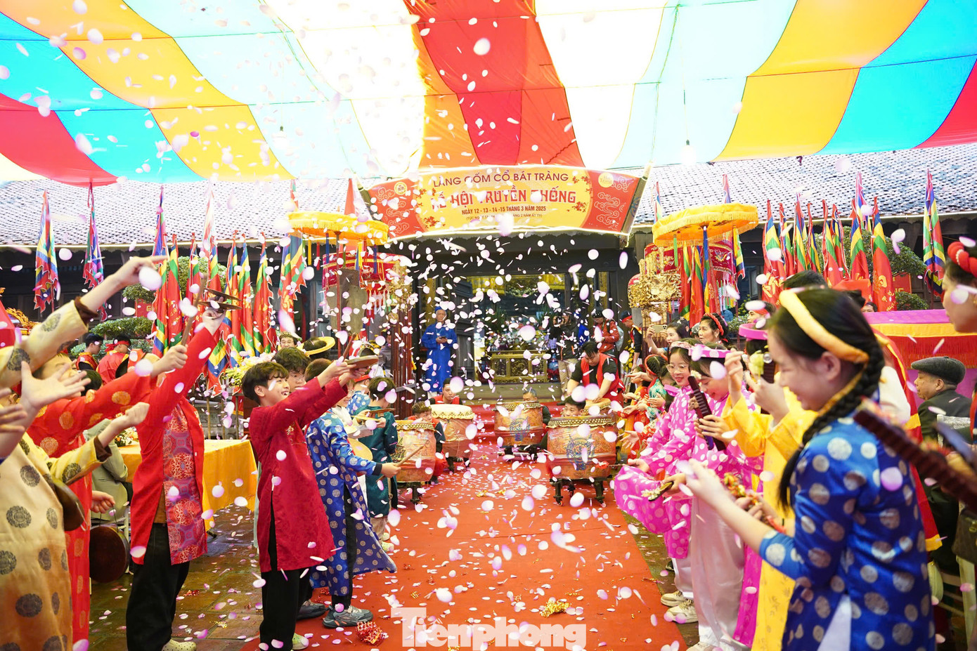 Hội làng Bát Tràng năm nay được tổ chức từ ngày 12-15/3 (ngày 13-16/2 âm lịch). Đây là dịp để tri ân những bậc tiền nhân đã khai lập và phát triển làng nghề gốm sứ.