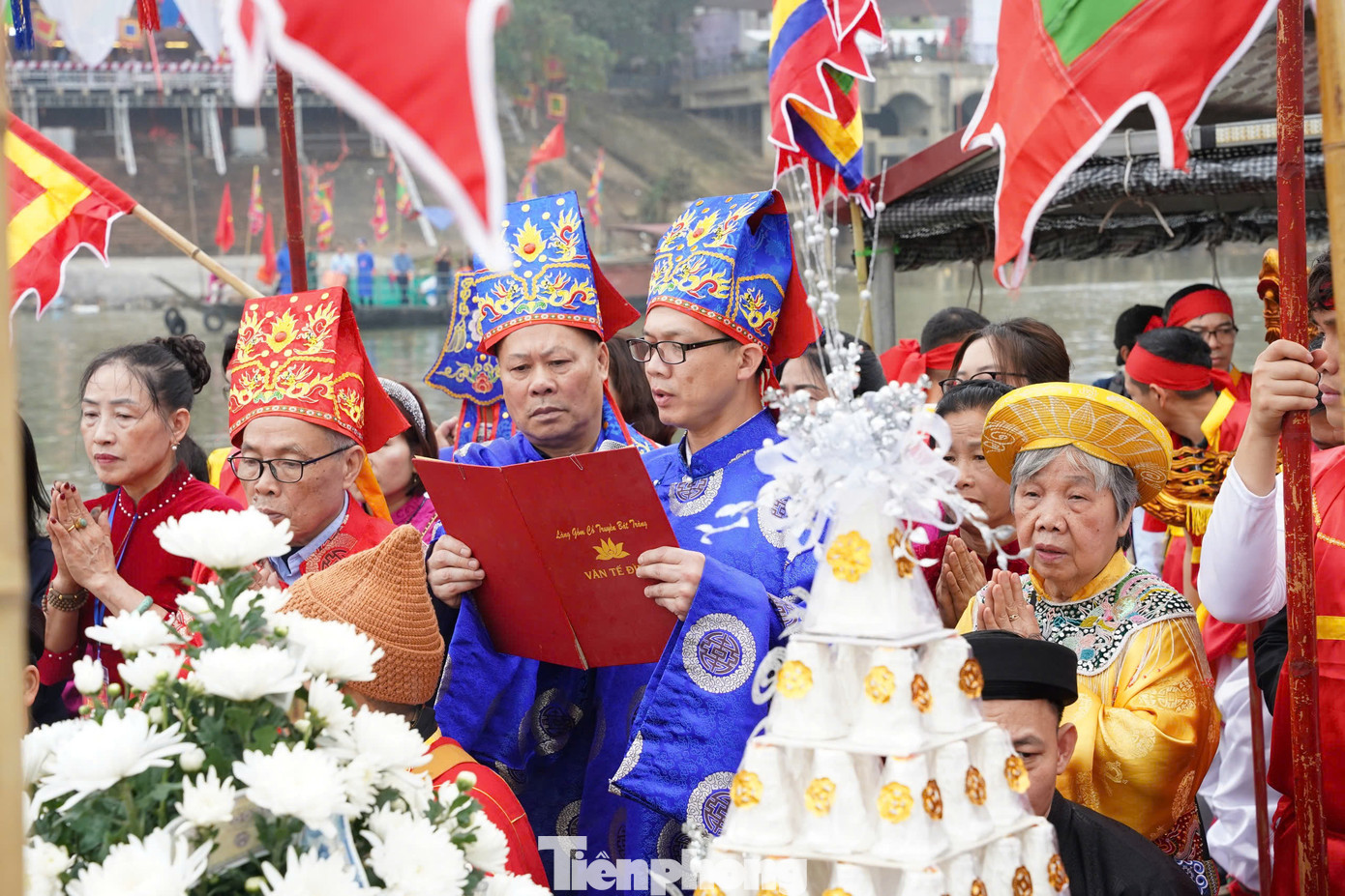 Chủ tế đại diện dân làng xin nước thiêng từ dòng trong sạch của sông Hồng.