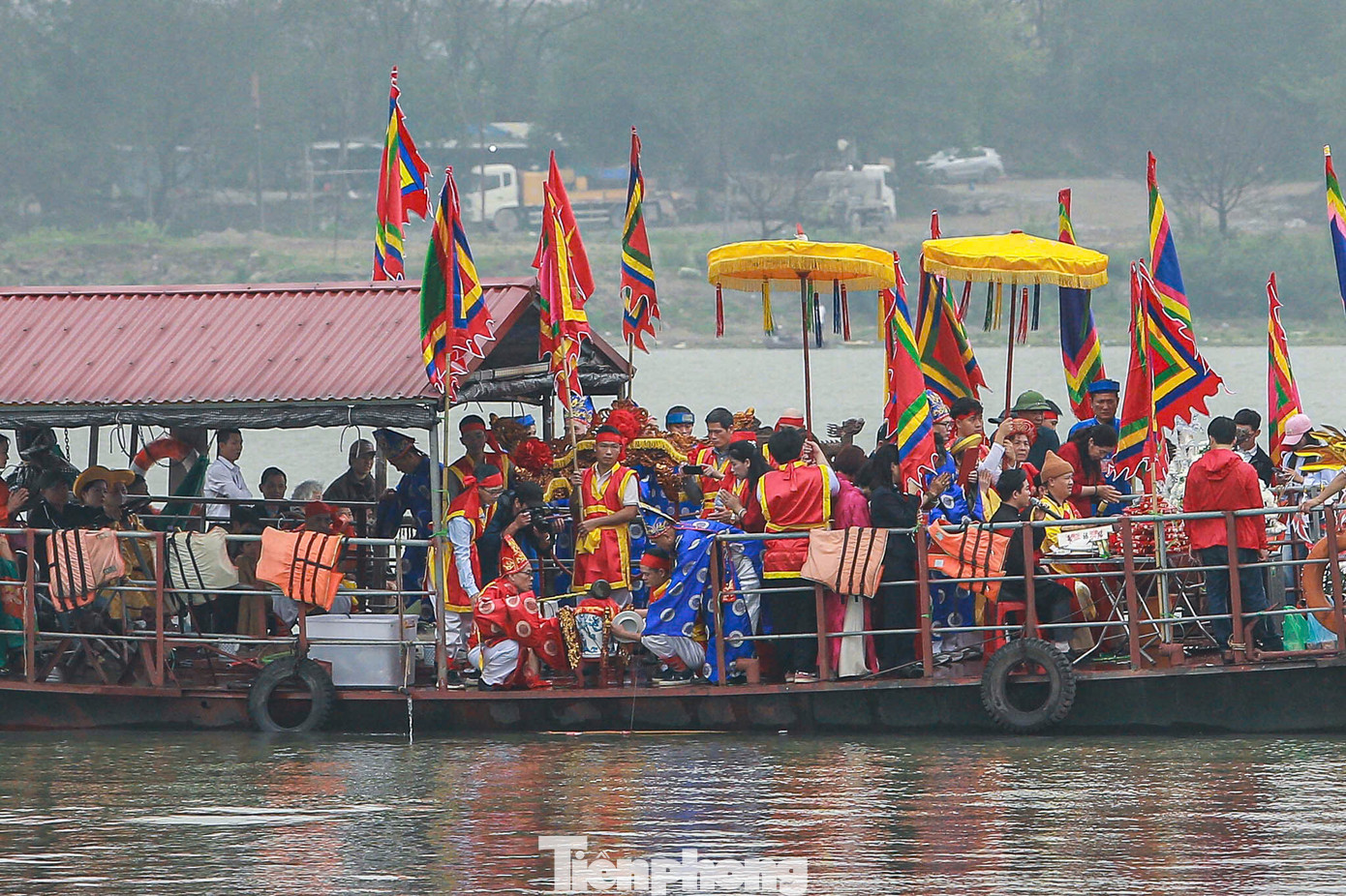 Đặc biệt, lễ rước nước - nghi thức linh thiêng nhất được cử hành trên phà giữa sông Hồng.