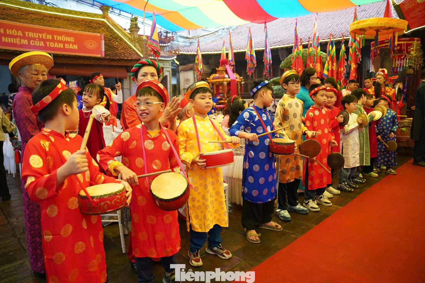 Ngày 12/3, làng gốm Bát Tràng được trao quyết định công nhận hội làng Bát Tràng là di sản văn hóa phi vật thể quốc gia.