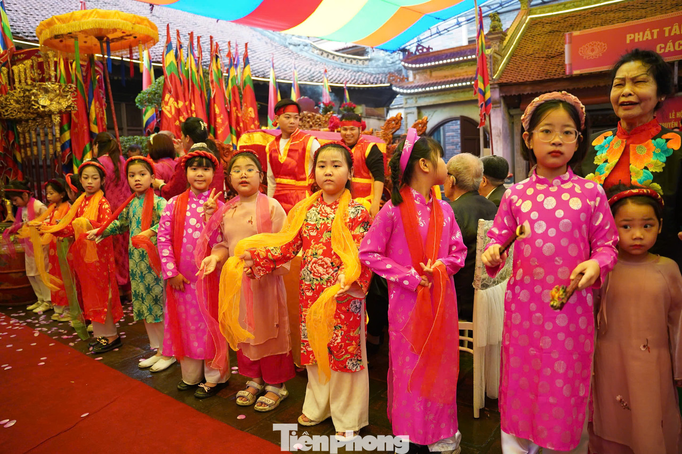 Ngày 12/3, làng gốm Bát Tràng được trao quyết định công nhận hội làng Bát Tràng là di sản văn hóa phi vật thể quốc gia.