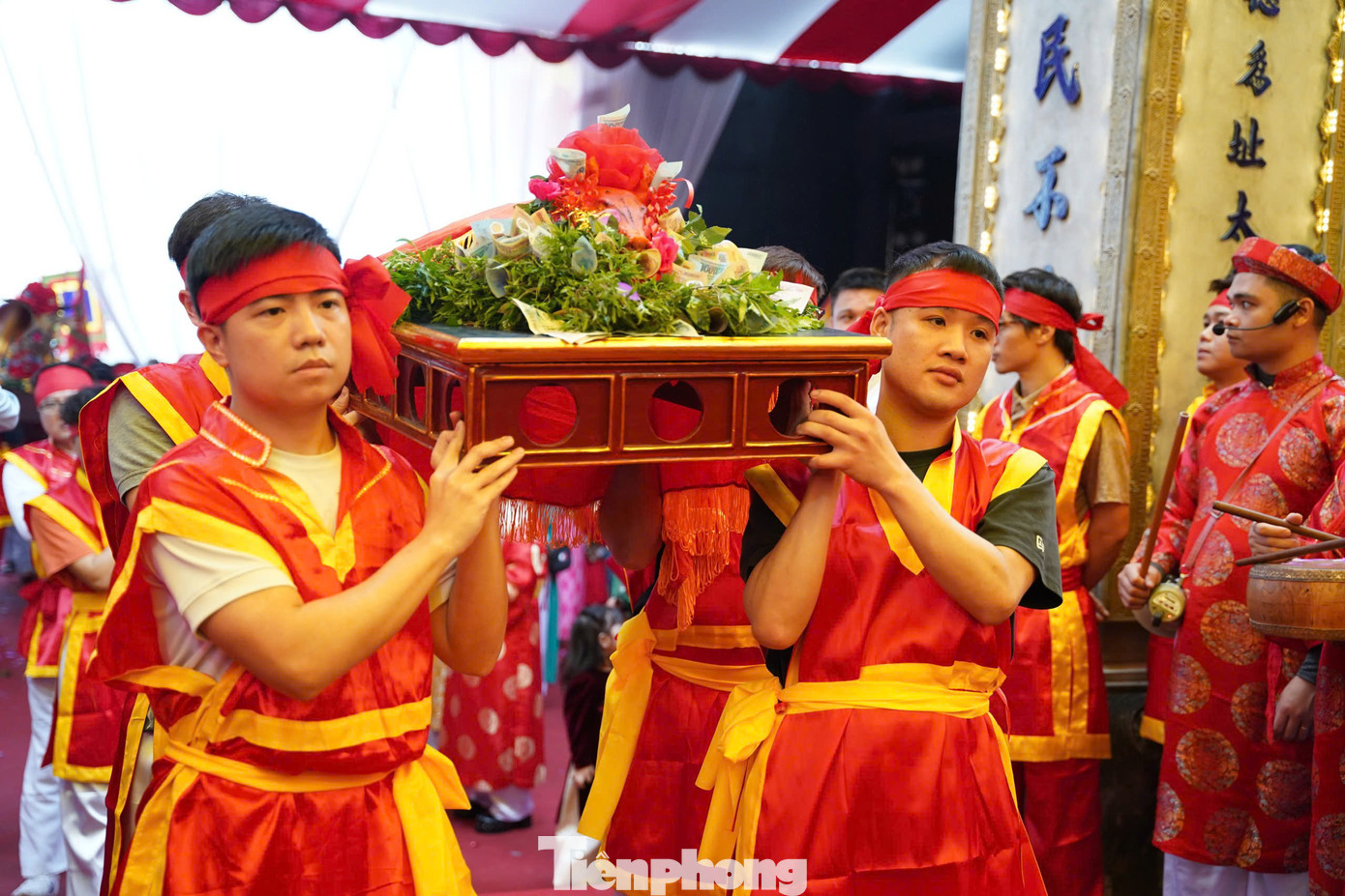 Các nghi lễ của hội làng Bát Tràng được tổ chức trang trọng, phản ánh nét tín ngưỡng và đời sống tâm linh của người dân. Lễ dâng hương, lễ rước kiệu, lễ cấp thủy, lễ nhập thủy và lễ tế thần được tổ chức long trọng, đúng lễ nghi.