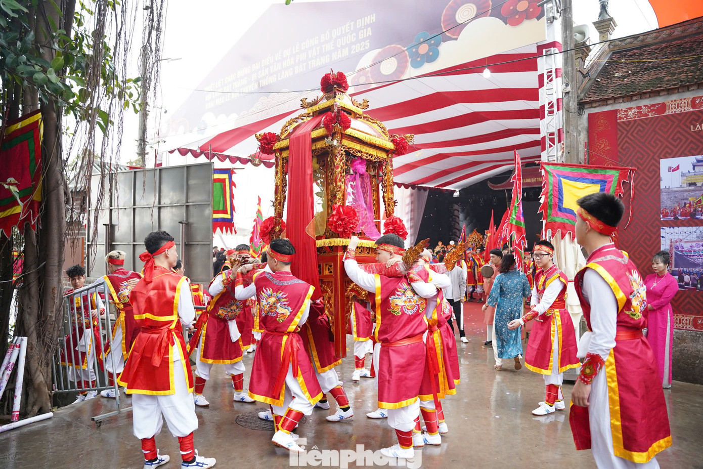 Bên cạnh nhiều nghi lễ trang nghiêm, hội làng Bát Tràng còn có nhiều hoạt động hấp dẫn, thu hút du khách như loạt trò chơi dân gian, các hoạt động thể theo, biểu diễn nghệ thuật chèo, quan họ…
