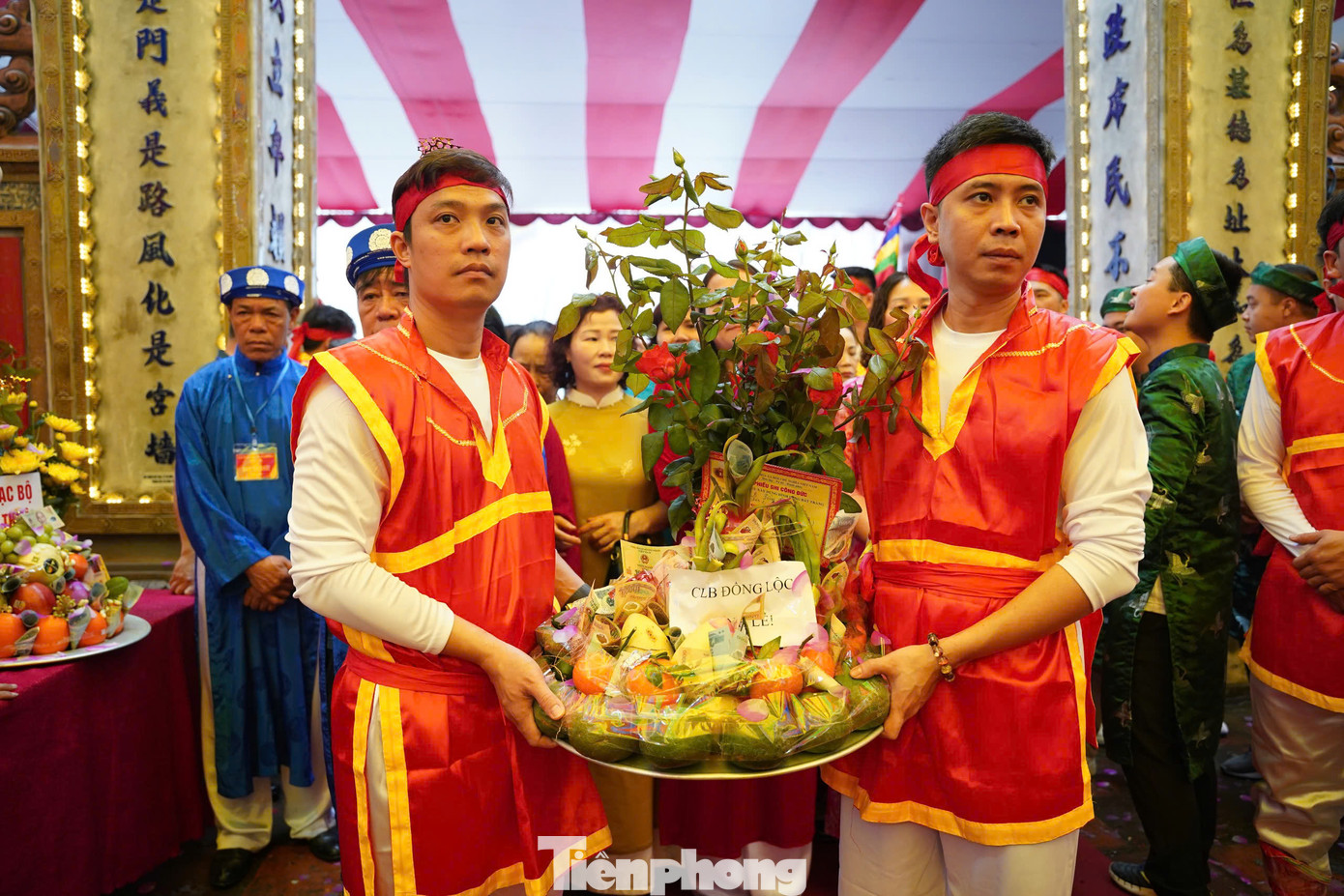 Sau khi chủ tế thực hiện nghi lễ dâng thần, nước thiêng được lấy từ giữa dòng sông, lọc qua vải đỏ rồi rước về đình Bát Tràng. Sau lễ rước nước, đoàn rước bộ nối tiếp hành trình, đi qua những địa danh linh thiêng như Kim Trúc Tự, nhà thờ Bác Hồ, Đền Mẫu.