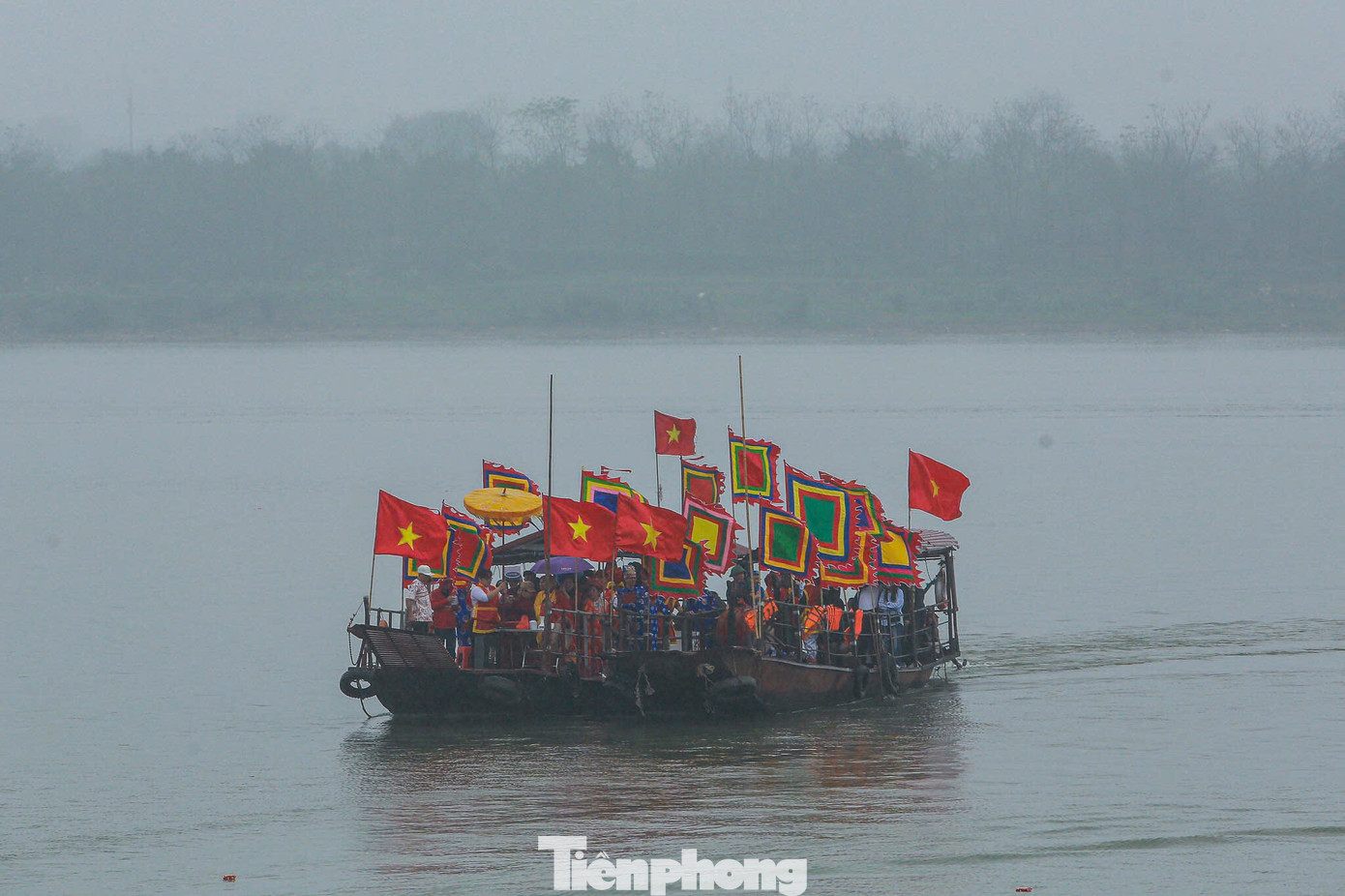Đặc biệt, lễ rước nước - nghi thức linh thiêng nhất được cử hành trên phà giữa sông Hồng.