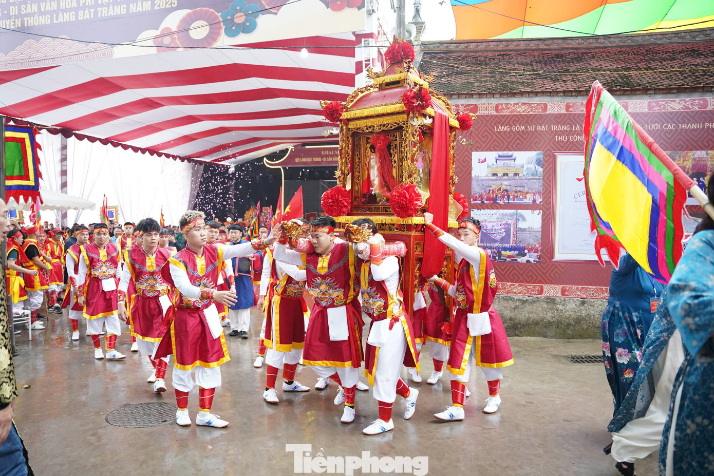 Bên cạnh nhiều nghi lễ trang nghiêm, hội làng Bát Tràng còn có nhiều hoạt động hấp dẫn, thu hút du khách như loạt trò chơi dân gian, các hoạt động thể theo, biểu diễn nghệ thuật chèo, quan họ…