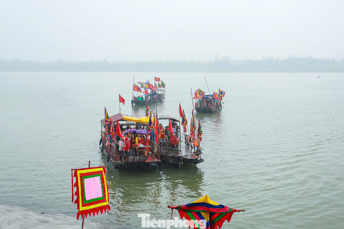Đặc biệt, lễ rước nước - nghi thức linh thiêng nhất được cử hành trên phà giữa sông Hồng.