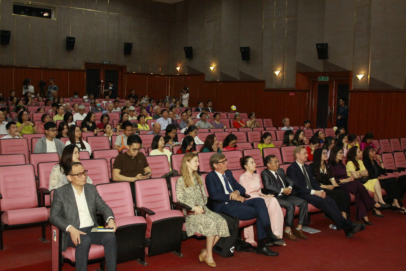 Victory Vietnam lần đầu được giới thiệu đến khán giả vào ngày 25/4 tại rạp Ngọc Khánh, Hà Nội, thu hút khán giả thuộc nhiều tầng lớp, độ tuổi. Victory Vietnam lần đầu được giới thiệu đến khán giả vào ngày 25/4 tại rạp Ngọc Khánh, Hà Nội, thu hút khán giả thuộc nhiều tầng lớp, độ tuổi.