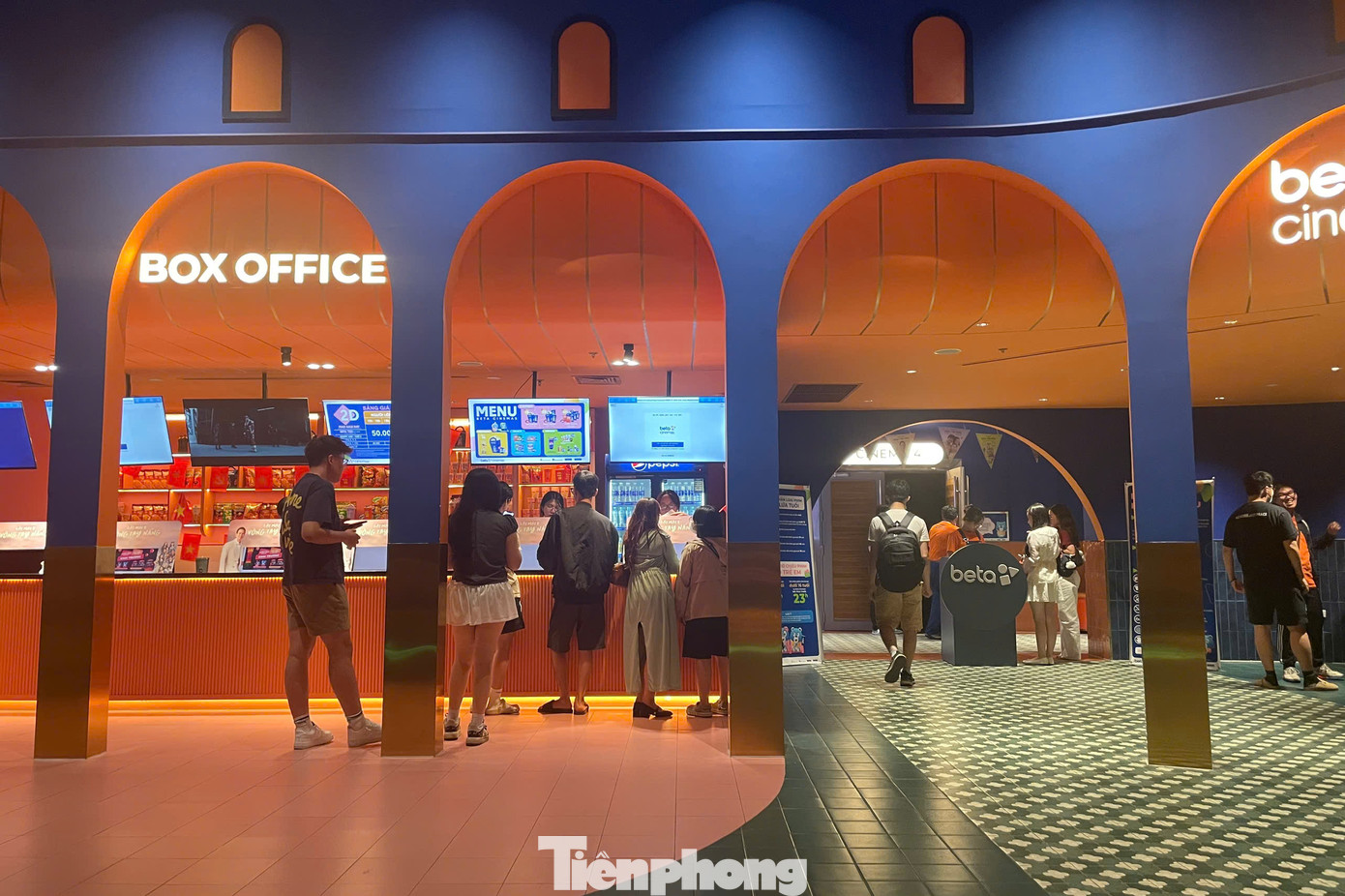 Các rạp chiếu phim trên địa bàn thành phố Hà Nội tiếp tục mở cửa đón khách trong những ngày nghỉ lễ cuối cùng. Khán giả đổ ra rạp để thưởng thức những tác phẩm điện ảnh chất lượng.